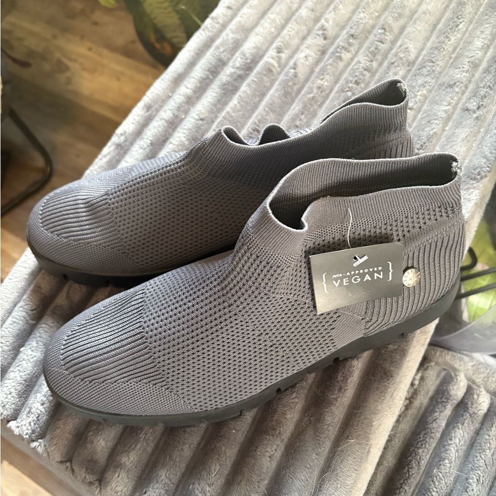 bernie mev. Vegan Knit Ankle Boots in Gray